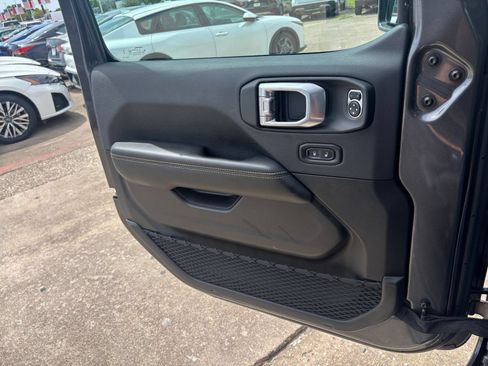 Used 2025 Jeep Wrangler Unlimited Sahara AWD/4WD image 18
