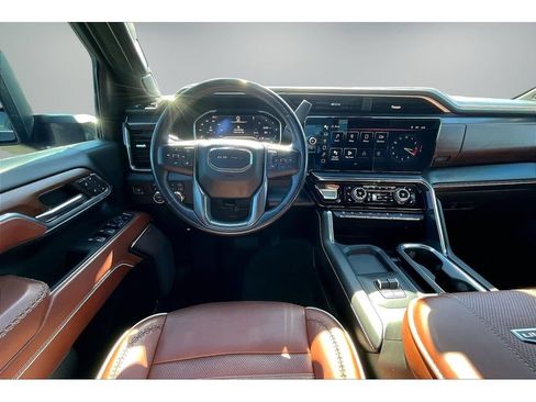 Used 2024 GMC Sierra 3500 Denali Ultimate AWD/4WD image 9