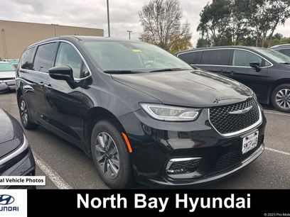 Used 2024 Chrysler Pacifica Select