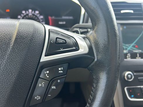 Used 2017 Ford Fusion SE w/ Fusion SE Technology Package image 15