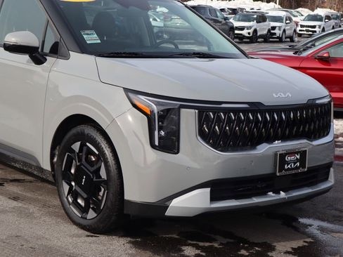 Used 2025 Kia Carnival EX image 4