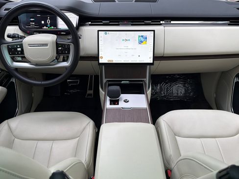 Used 2025 Land Rover Range Rover SE AWD/4WD image 12