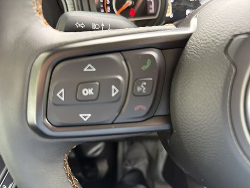 Used 2024 Jeep Gladiator Sport AWD/4WD image 18