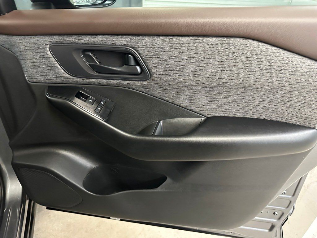 Used 2023 Nissan Rogue S FWD image 27
