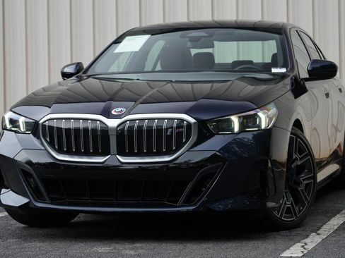Used 2025 BMW i5 xDrive40 w/ M Sport Package AWD/4WD image 3