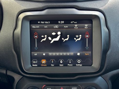 Used 2018 Jeep Renegade Altitude w/ UConnect 8.4 Nav Group FWD image 20
