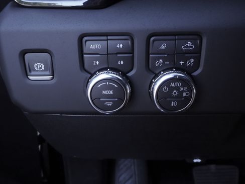 Used 2024 GMC Sierra 3500 Denali Ultimate AWD/4WD image 17
