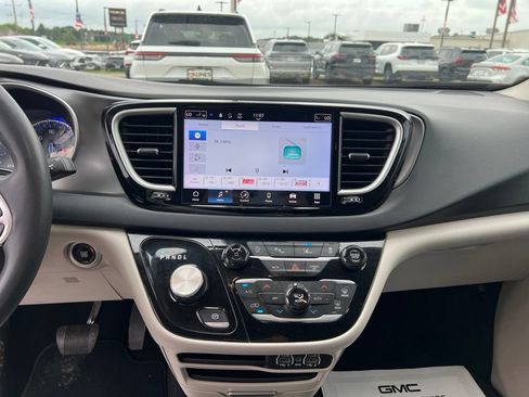 Used 2023 Chrysler Pacifica Touring-L FWD image 27