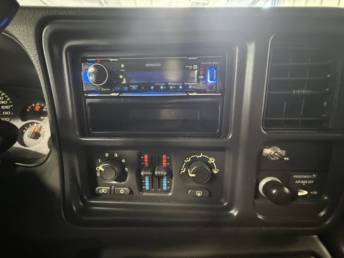Used 2004 Chevrolet Silverado 2500 LS w/ Heavy-Duty Power Package AWD/4WD image 20