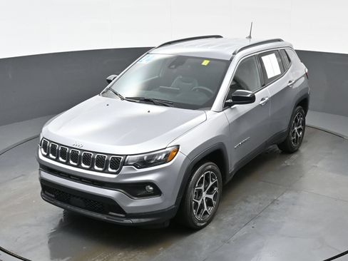 Used 2024 Jeep Compass Latitude AWD/4WD image 36