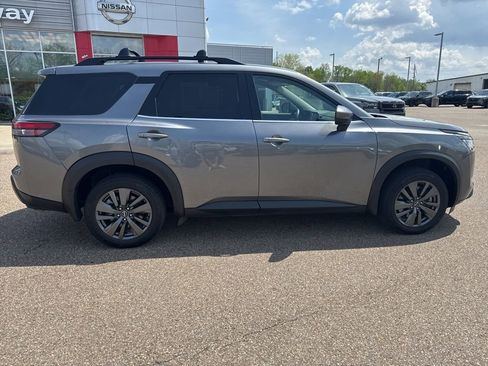 Used 2022 Nissan Pathfinder SV w/ SV Premium Package AWD/4WD image 8