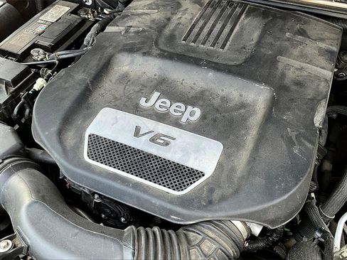 Used 2018 Jeep Wrangler Unlimited Sahara image 28