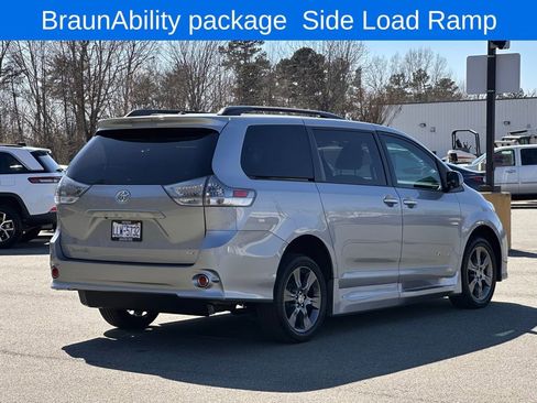 Used 2015 Toyota Sienna SE w/ SE Preferred Package image 11