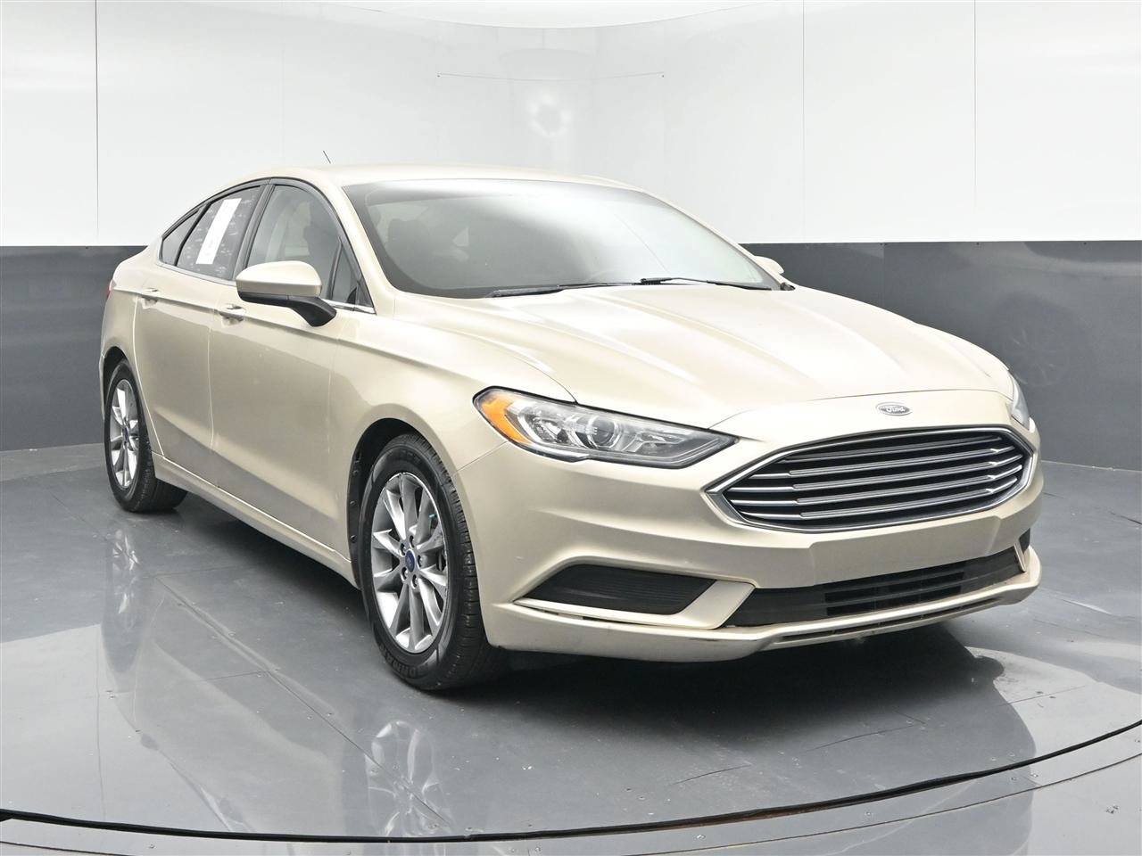 Used 2017 Ford Fusion SE w/ Fusion SE Technology Package FWD image 1
