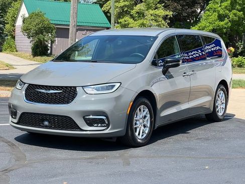 Used 2025 Chrysler Pacifica Select FWD image 46