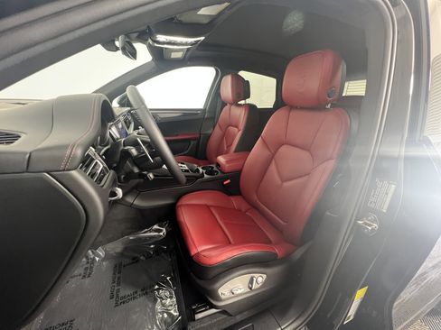 Used 2026 Porsche Macan AWD/4WD image 5