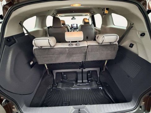Used 2022 Toyota Sienna XLE w/ XLE Plus Package AWD/4WD image 5