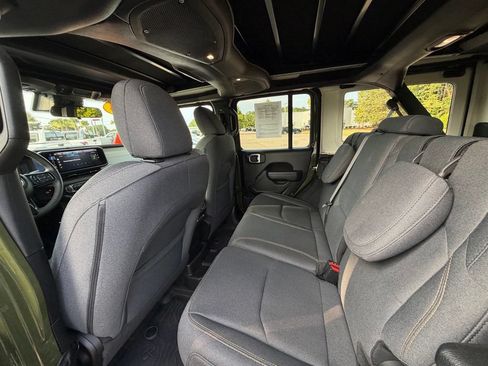 Used 2024 Jeep Wrangler Unlimited AWD/4WD image 23