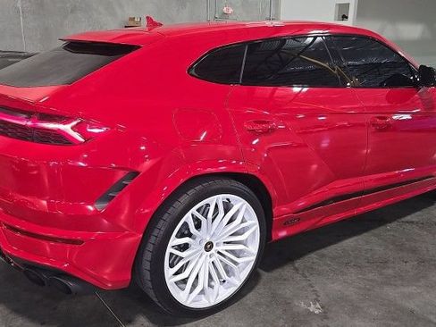 Used 2025 Lamborghini Urus SE AWD/4WD image 2