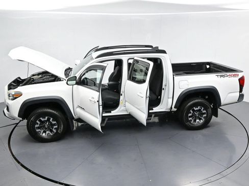 Used 2018 Toyota Tacoma TRD Off-Road AWD/4WD image 39