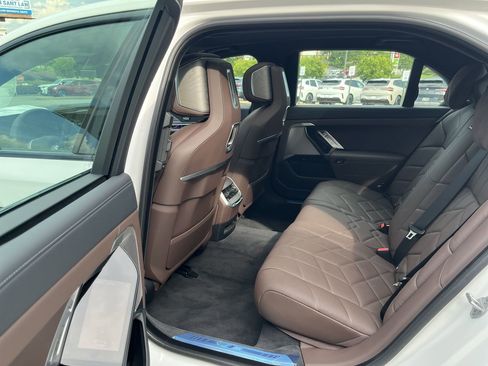 Used 2025 BMW i7 xDrive60 image 31