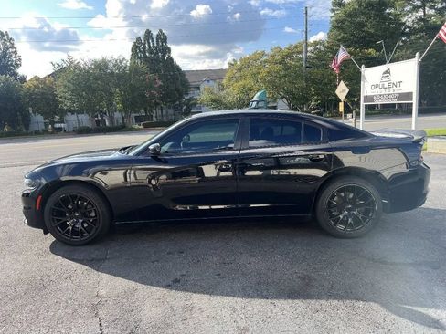 Used 2019 Dodge Charger SXT RWD image 5