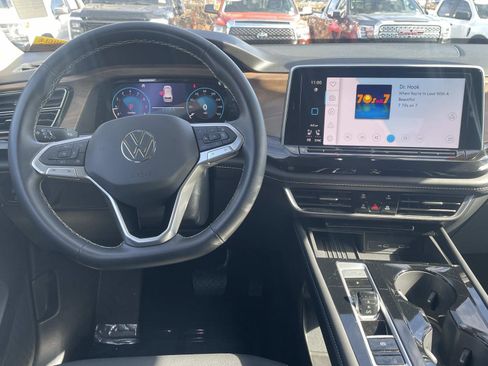 Used 2025 Volkswagen Atlas SE image 16