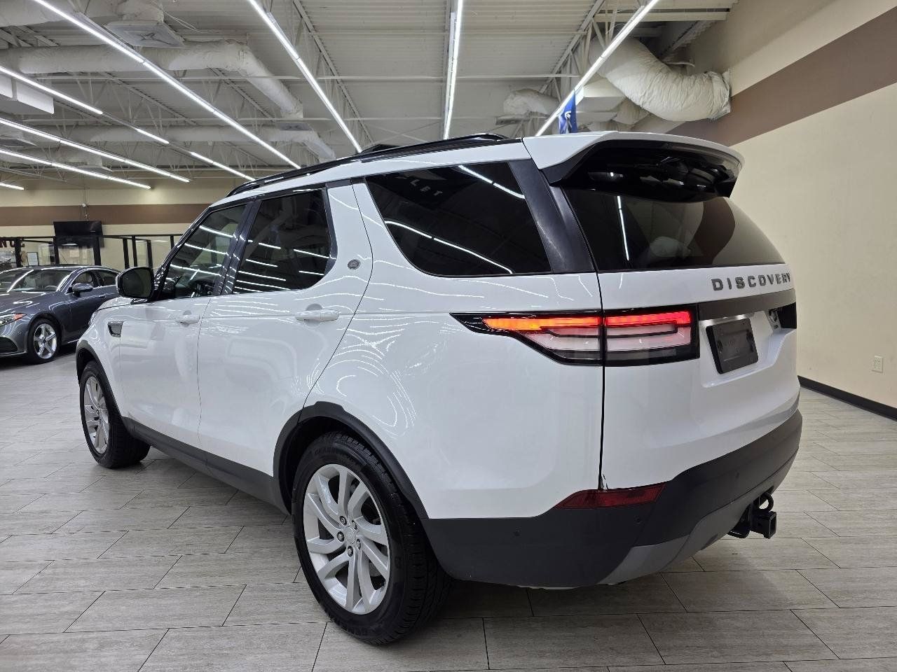 Used 2019 Land Rover Discovery SE AWD/4WD image 8