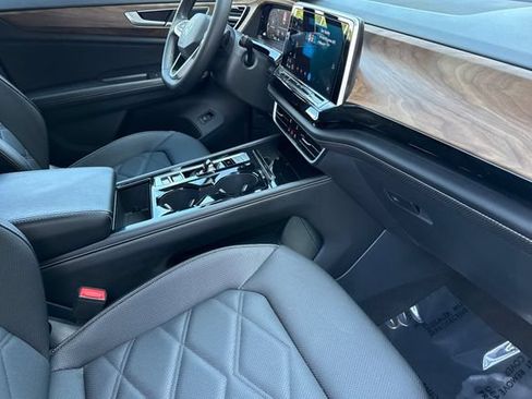 Used 2024 Volkswagen Atlas SE AWD/4WD image 20