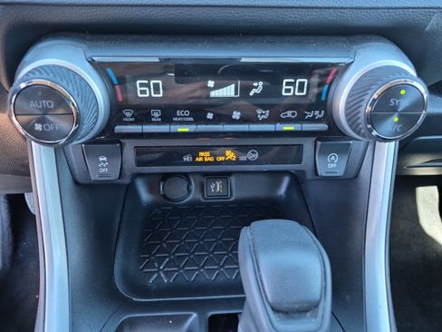 Used 2025 Toyota RAV4 XLE AWD/4WD image 31