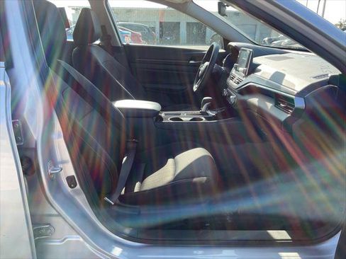 Used 2024 Nissan Altima 2.5 SV FWD image 19