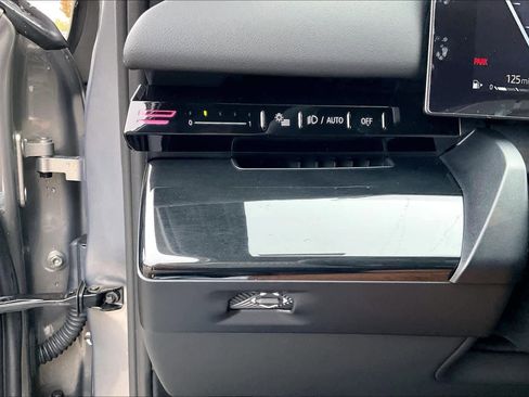 Used 2024 BMW 530i 530i w/ Convenience Package image 33