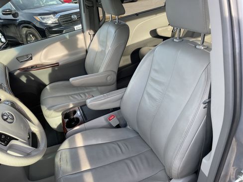 Used 2014 Toyota Sienna XLE image 11