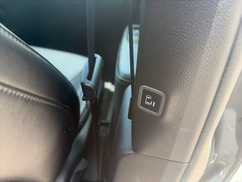 Used 2025 Chrysler Pacifica Select FWD image 16