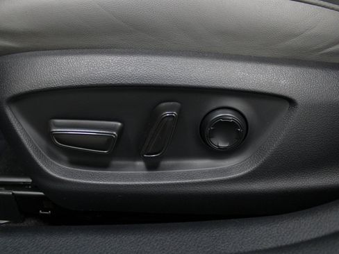 Used 2020 Toyota Avalon Limited image 46