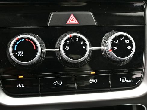 Used 2023 Kia Sorento LX image 27