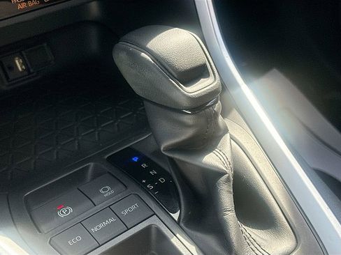 Used 2019 Toyota RAV4 LE FWD image 12