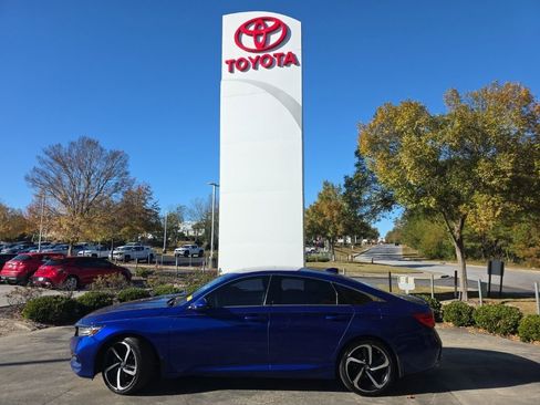 Used 2020 Honda Accord Sport image 2