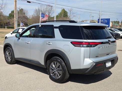 Used 2025 Nissan Pathfinder SV image 5