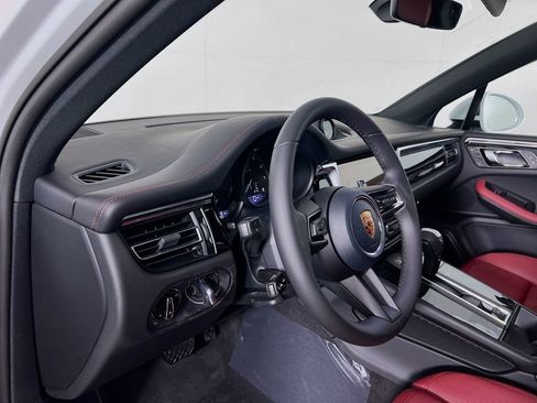 New 2026 Porsche Macan image 4