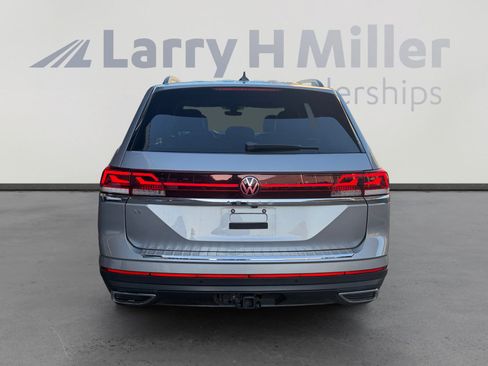 Used 2024 Volkswagen Atlas SE w/ Panoramic Sunroof Package FWD image 4