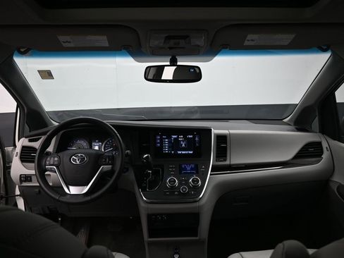 Used 2015 Toyota Sienna XLE image 26