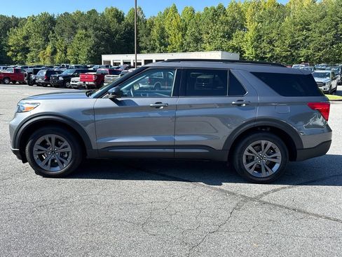 Used 2024 Ford Explorer XLT w/ Equipment Group 202A AWD/4WD image 4