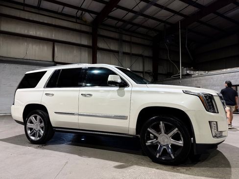 Used 2015 Cadillac Escalade Premium RWD image 3