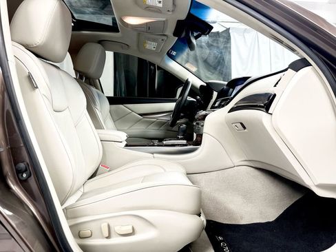 Used 2015 INFINITI Q70 L 5.6 w/ V8 Deluxe Technology Package image 23