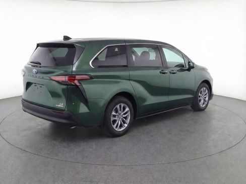 Used 2021 Toyota Sienna LE image 5