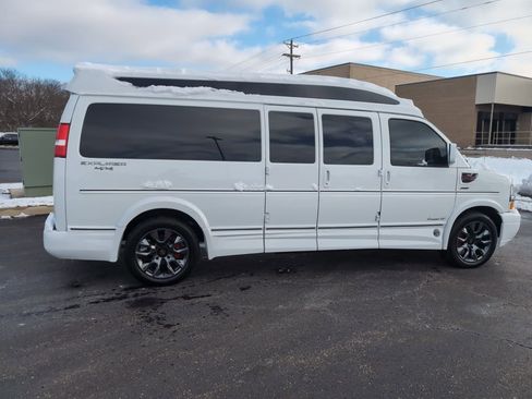 Used 2024 Chevrolet Express 2500 Extended image 9