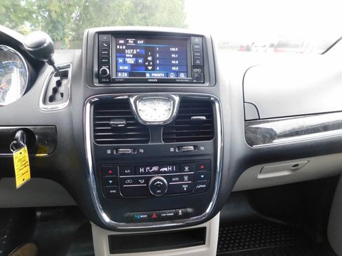 Used 2016 Chrysler Town & Country Touring image 8
