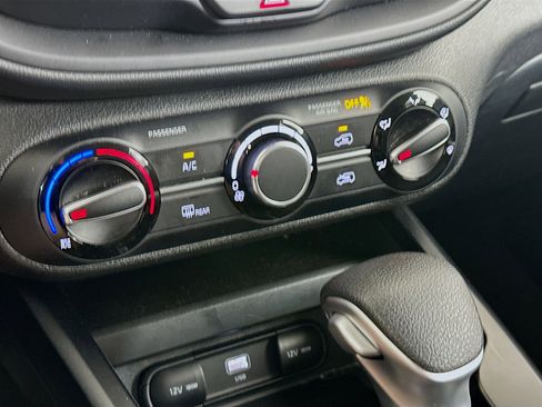 Used 2025 Kia Soul LX w/ LX Technology Package FWD image 23
