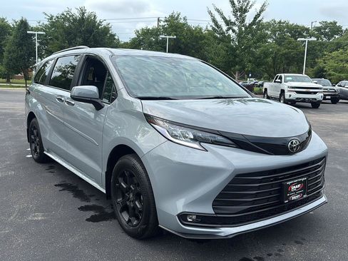 Used 2026 Toyota Sienna XLE Woodland Edition AWD/4WD image 9